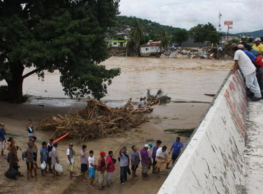 Manuel se convierte en huracán frente a costa Pacífico de México