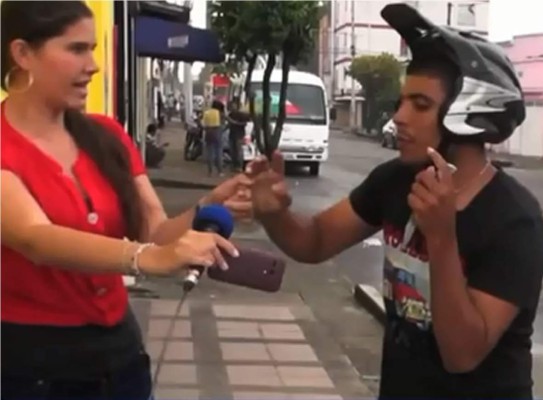 Momentos en que la periodista colombiana era asaltada. Foto YouTube.