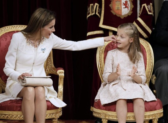 De blanco y corto, la sobria elección de la Reina Letizia de España