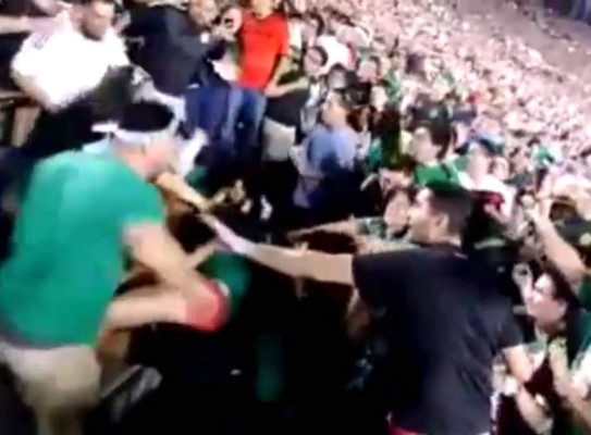 Brutal pelea entre fanáticos de México en Estados Unidos