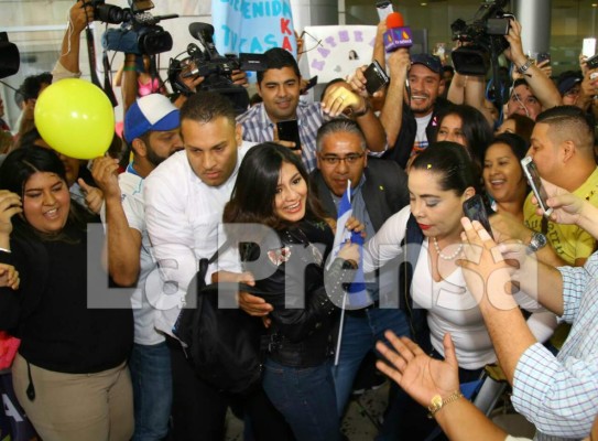 Katheryn Banegas llega a Honduras y es recibida como una estrella