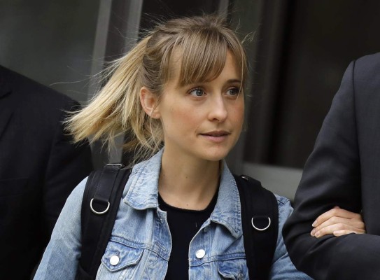 Actriz de 'Smallville' Allison Mack queda en libertad bajo fianza