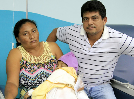 La pequeña Emely Xiomara Marcias lucha por sobrevivir.