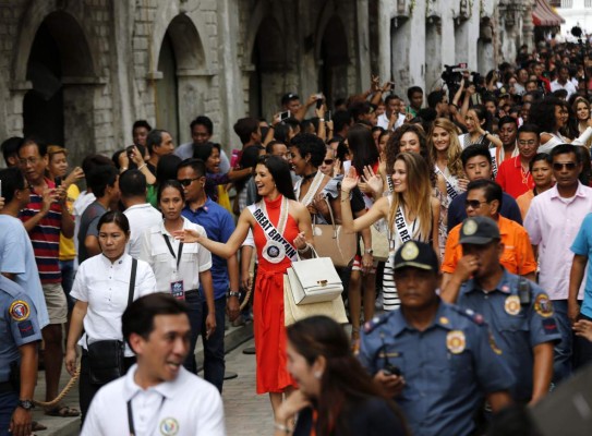 Children dressed as Miss Universe contestants queue to board a bus in Cebu City, central Philippines on January 17, 2017. The Miss Universe pageant will be held on January 30. / AFP PHOTO / NOEL CELIS