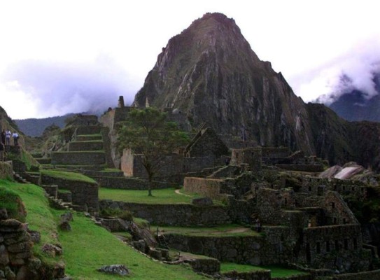 Buscan a una turista que pintó dos grafitis en un muro inca cercano a Machu Picchu