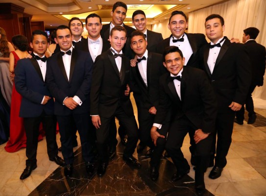 Majestuosa recepción por los graduados de la Elvel School