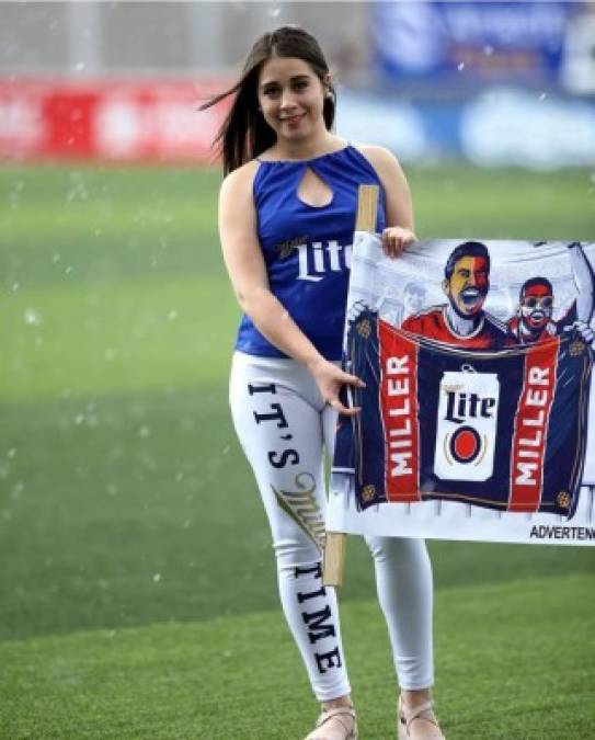 Esta hermosa chica formó parte del ambiente en el partido UPN-Olimpia.