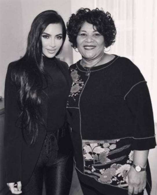Kim Kardashian conmemoró el Día de Acción de Gracias agradeciendo que Alice Johnson pudiera celebrar este año con su familia, luego de recibir el perdón presidencial y ser liberada de una condena a cadena perpetua.