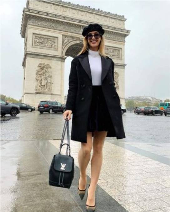 Natalia Barulích se ha dejado ver en las calles de la capital francesa luciendo delicados y elegantes atuendos, incluso un llamativo cambio de look.