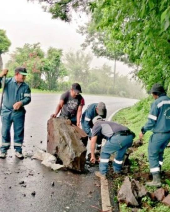 Personal de limpieza retiraba los escombros esta mañana de las carreteras.