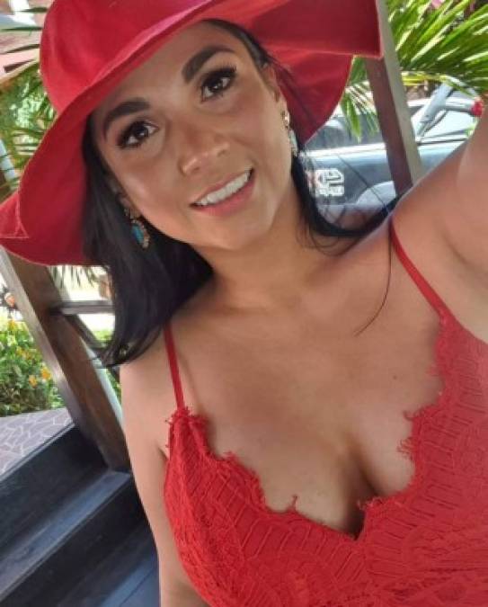 ¡Hermosa de rojo! La presentadora y empresaria capitalina Stefany Galeano es otra de las bellezas de este verano.