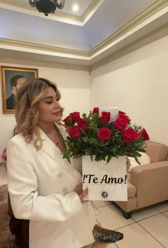 Redondo y su pareja festejan tras cerrar sesión del Congreso Nacional