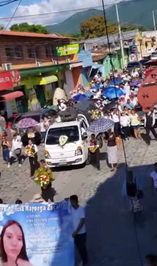 Pero no la hallaron. De hecho, su novio, que reside en los Estados Unidos, según contaron familiares, buscó el celular vía remota y la ubicación que le aparecía era cerca de una colonia llamada San Rafael la cual colinda con otro residencial denominado La Cima.