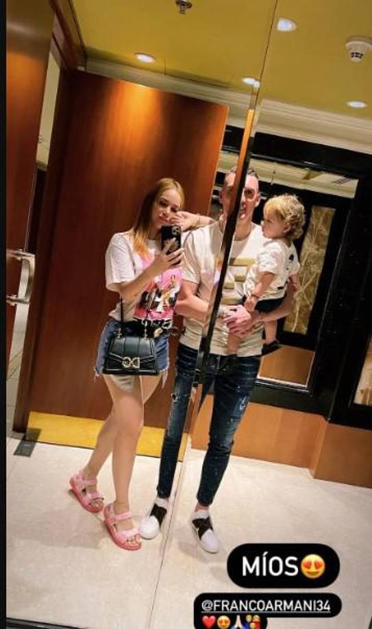 Franco Armani, su mujer y su hijo. La pareja del arquero compartió en sus historias una foto de los tres frente a un espejo y escribió: “<i>Míos</i>” junto a un emoji de una familia. 