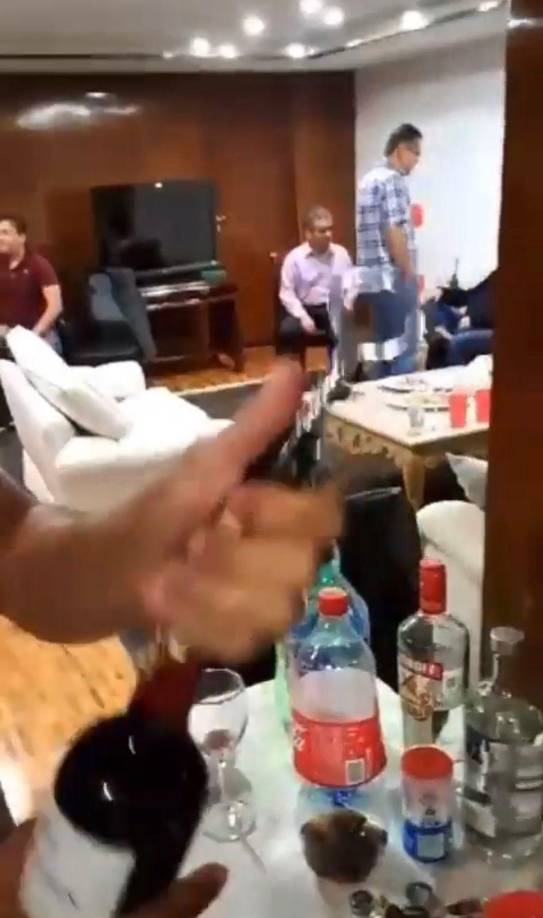 “Las imágenes publicadas son en otro sitio. El video que circula no corresponde a ninguna celebración oficial, ni en los locales de la Embajada, es un encuentro de carácter personal y financiado por las personas que ahí aparecen”, aclararon. 