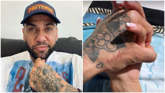 En la fotografía se observa, además, que la pareja comparte un tatuaje como símbolo de su unión: ‘1+1=1′, se puede leer en la piel de ambos.