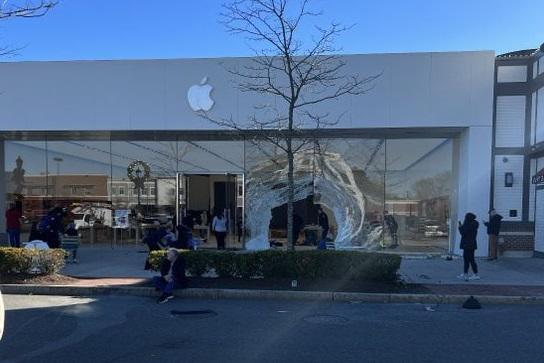 Carro se estampa contra tienda de Apple en EEUU y deja un muerto y 16 heridos