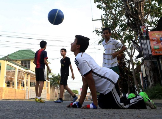 Jefrey no tiene límites para su pasión por el fútbol
