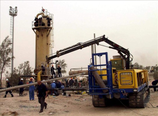 Mercados esperan una mayor sobreoferta de petróleo en 2015