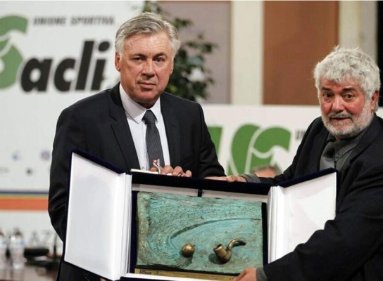 Ancelotti recibe premio por su 'humildad' como entrenador