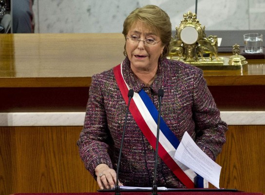 En medio de la crisis, Bachelet pide renuncia de su gabinete