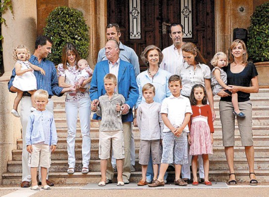 La familia real española posa para retrato de verano