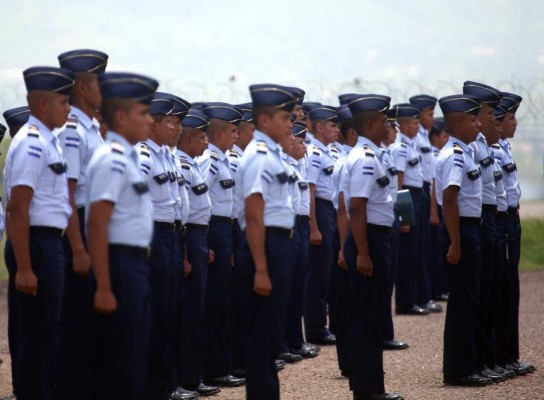 Detienen a maestra de la Academia Militar en plena aula de clases