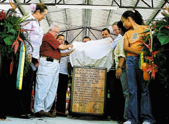 Presidente del Congreso inaugura plaza típica