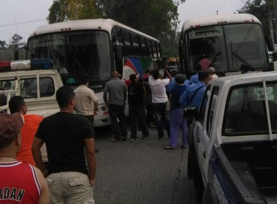 Dos mujeres asesinan a conductor de bus en La Ceiba