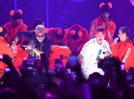 Maluma y J Balvin brillan en los Premios Juventud