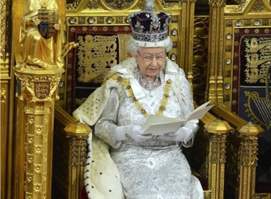 Reina Isabel II felicita a Juan Orlando Hernández