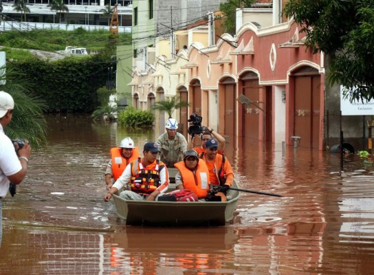 Desastre y tensión por lluvias en lujosa residencial de Tegucigalpa