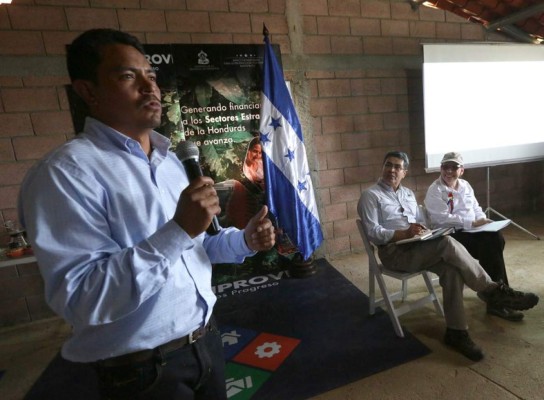 Presidente Hernández entrega más de L210 millones a productores &nbsp;&nbsp;