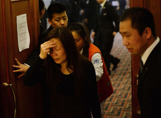 'No creemos que estén muertos', dicen familiares de víctimas del vuelo MH370