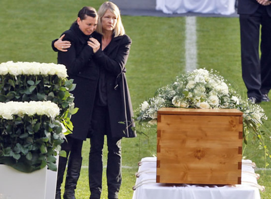 Alemania da emotivo adiós a su portero Enke