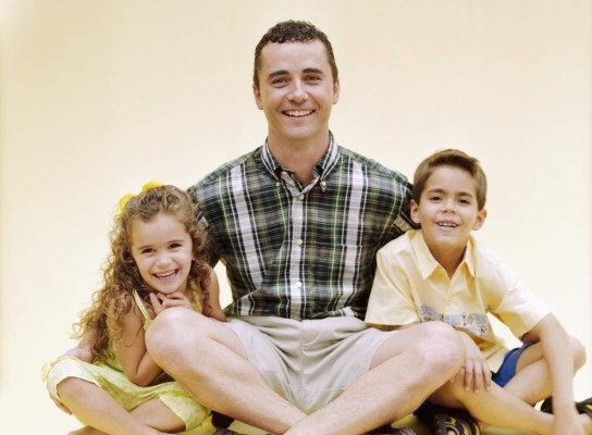 Padres e hijos felices en primaria