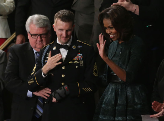Michelle Obama sorprende con un conjunto verde oscuro que le cubre los brazos