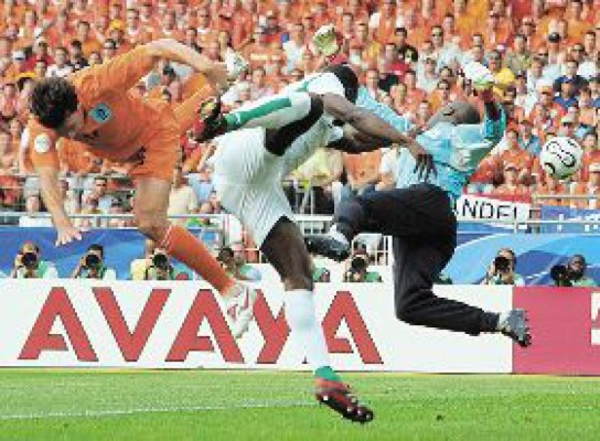 Se va con la frente en alto