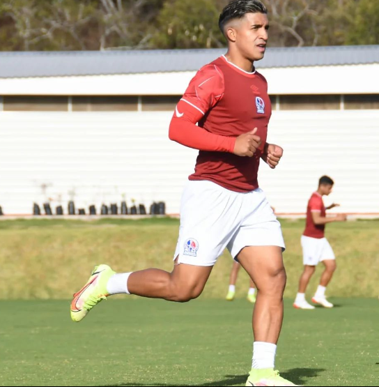 Volante: Michaell Chirinos sería el otro atacante extremo que tendría Olimpia para medirse al Motagua en el estadio Nacional Chelato Uclés.