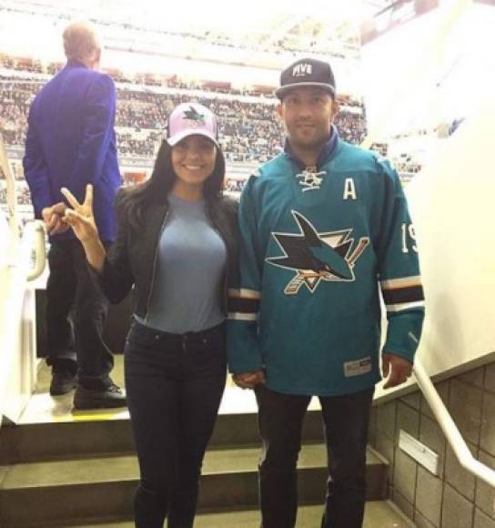 Muma y su esposa son apasionados a los deportes. También disfrutan en Estados Unidos del hockey sobre hielo, apoyan al San Jose Sharks.