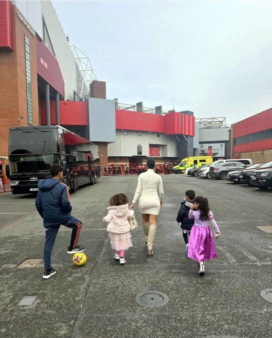 La pareja de Cristiano Ronaldo, Georgina Rodríguez, llegó a Old Trafford para apoyar al futbolista. “De camino a ver a papá”, escribió la modelo española con esta imagen que colgó en su Instagram.