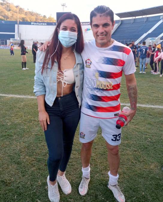 Esta guapa aficionada del Olimpia estuvo en el campo del Nacional y aprovechó para sacar fotografías con algunos exjugadores merengues. En esta imagen aparece con Ramiro Bruschi.