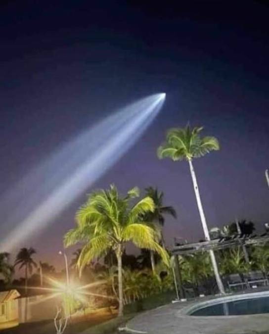 Aunque sí es un objeto volador, se trata de una expedición del cohete SpaceX.
