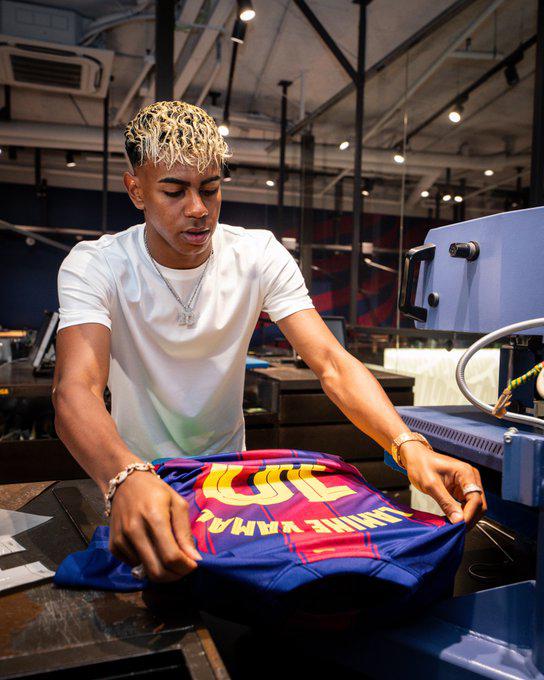 Lamine Yamal hereda la '10' del Barcelona y renueva su contrato