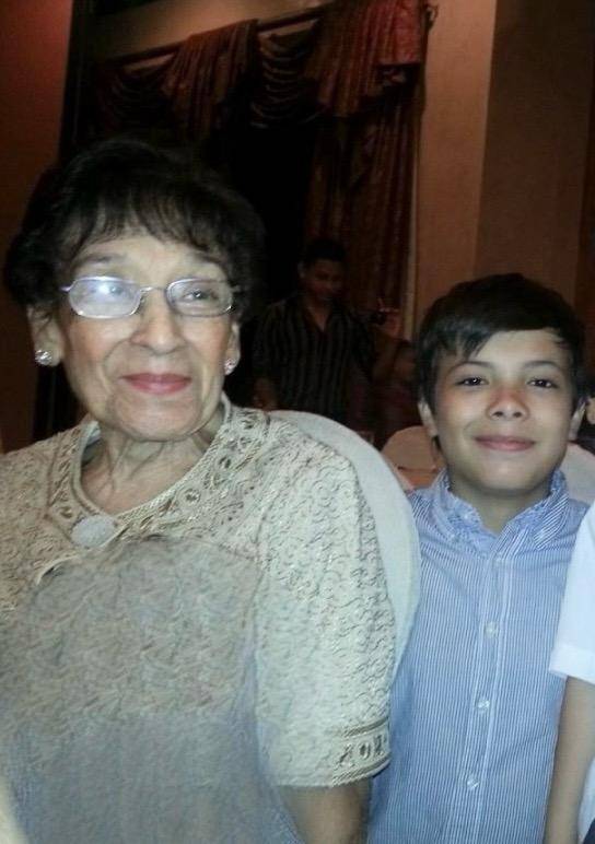 Una fotografía de su niñez junto con su abuela paterna, a quien dedica el recital.