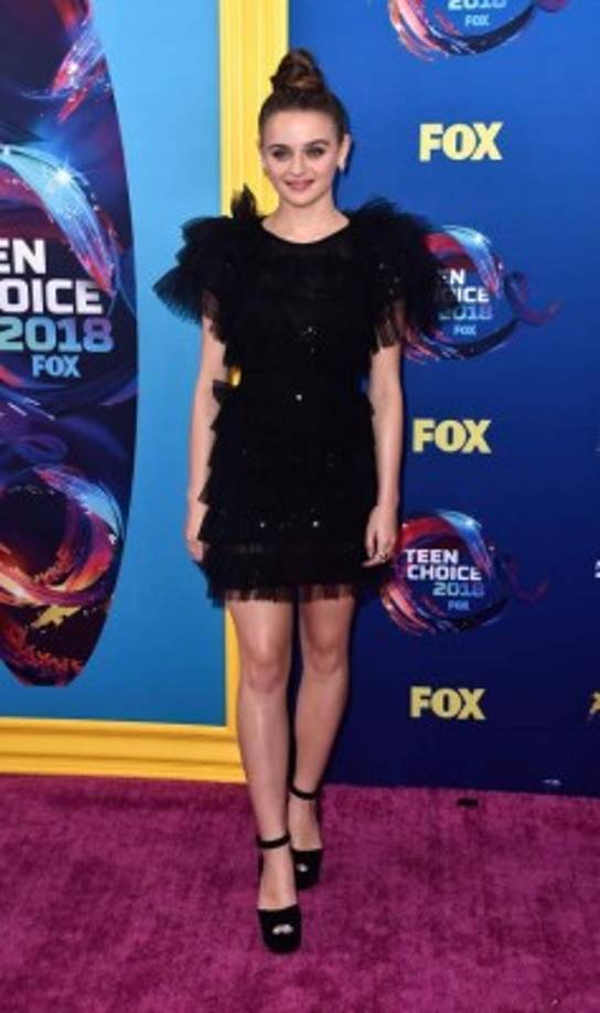 La actriz Joey King mantuvo la sobriedad con un mini vestido negro sin perder el toque divertido.