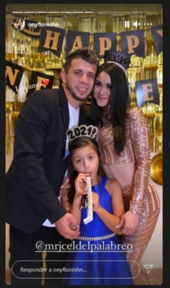 La bella Ónice Flores, “Campanita”, recibió el 2021 en compañía de su novio, el cantante catracho MR JC El del palabreo y la hija del artista.