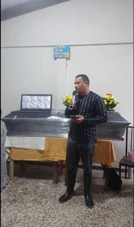 Foto del velorio de Darwin Mejía en el ministerio Evangelismo de las Calles del sector Satélite.
