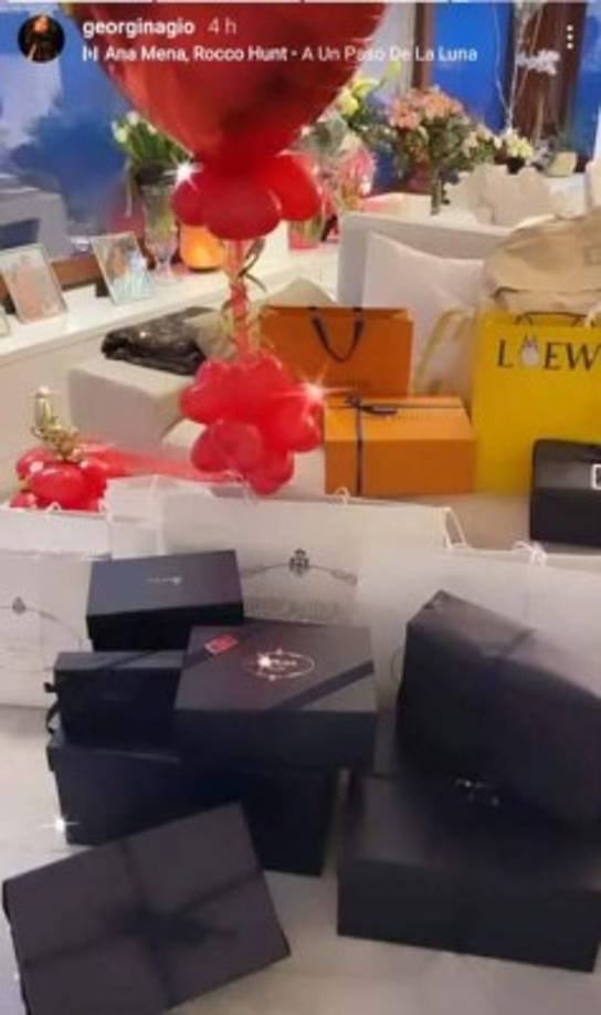 Georgina Rodríguez presumió todos los regalos que recibió Cristiano Ronaldo.