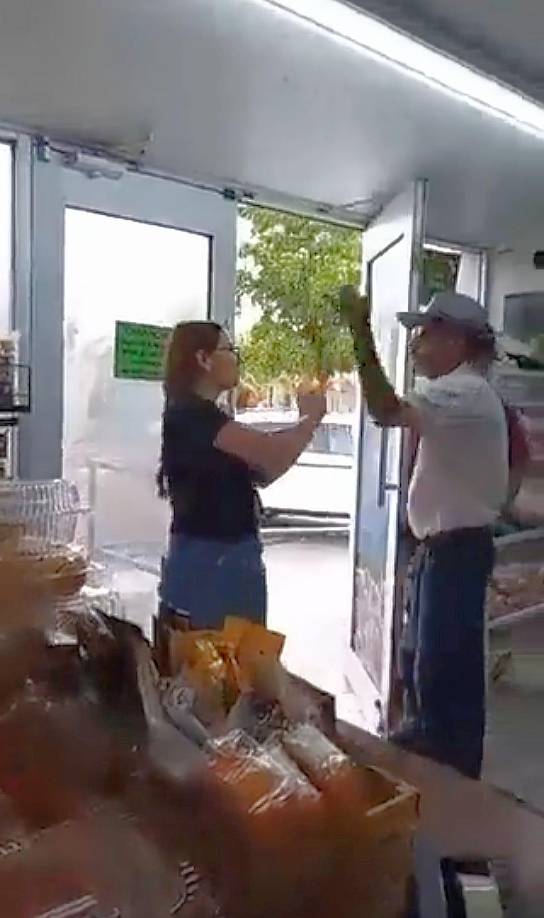 En un video que ha circulado por redes sociales se ve como Alma Lourdes discute con el hombre, identificado como Hilario ‘N’, de unos 70 años, al que reclama que si quiere “ponerse al tú por tú con una mujer”, a lo que el hombre responde que él “respeta a las mujeres”. 